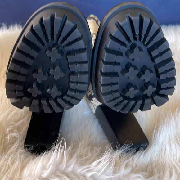 Vince Camuto Erettie Platform Stretch Bootie snake print, like new Size 9. - Picture 5 of 12